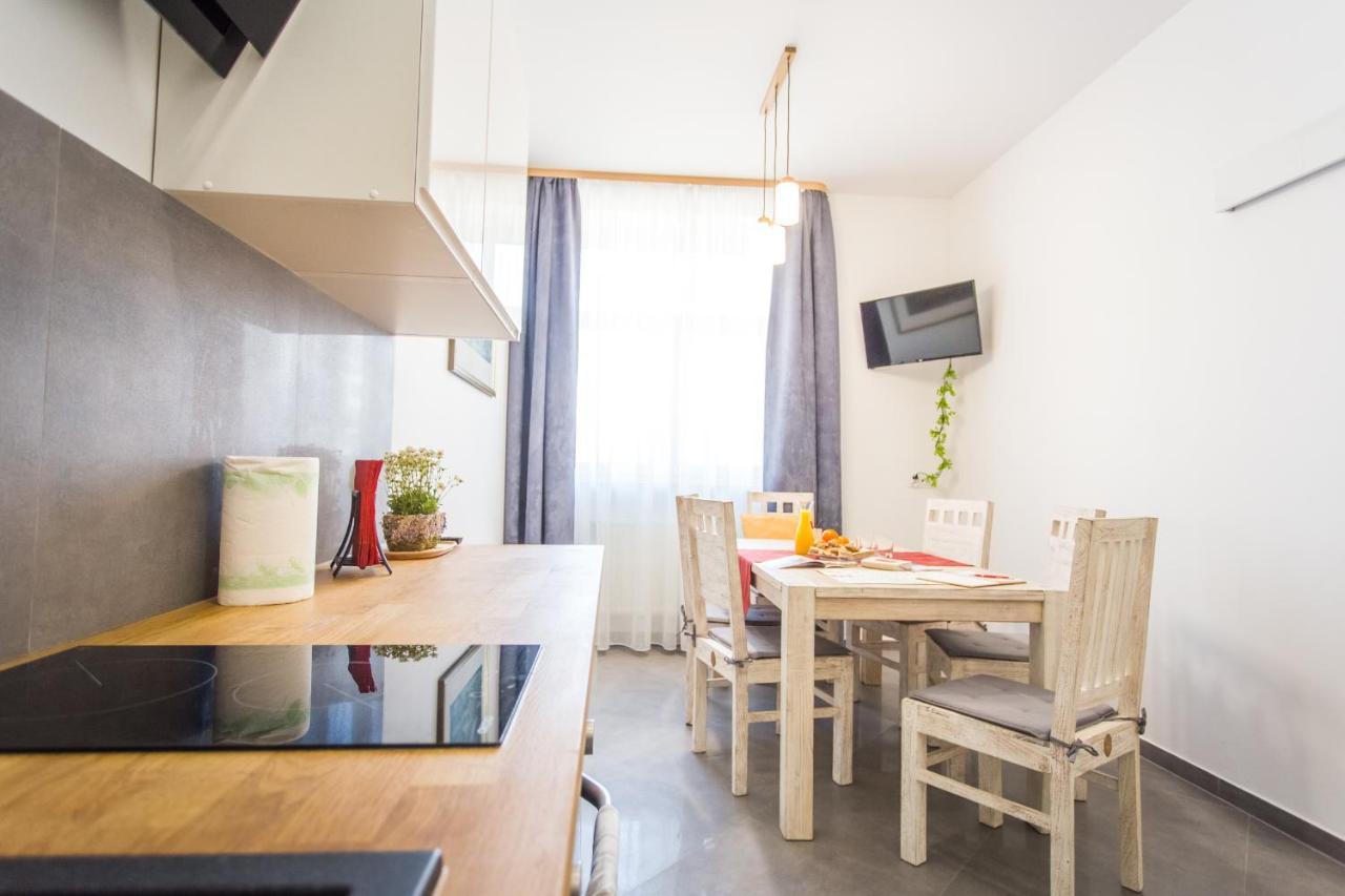 Fogra Travel Apartment คราคูฟ ภายนอก รูปภาพ
